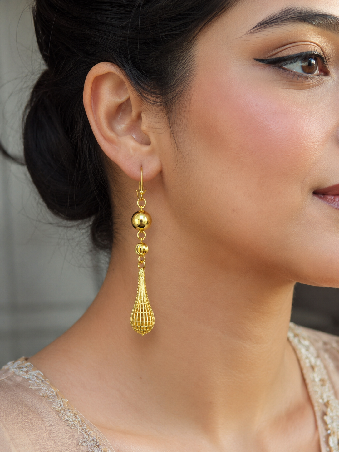 Sleek Gold Drop 1 Carat Earrings – Shiny Mesh Teardrop