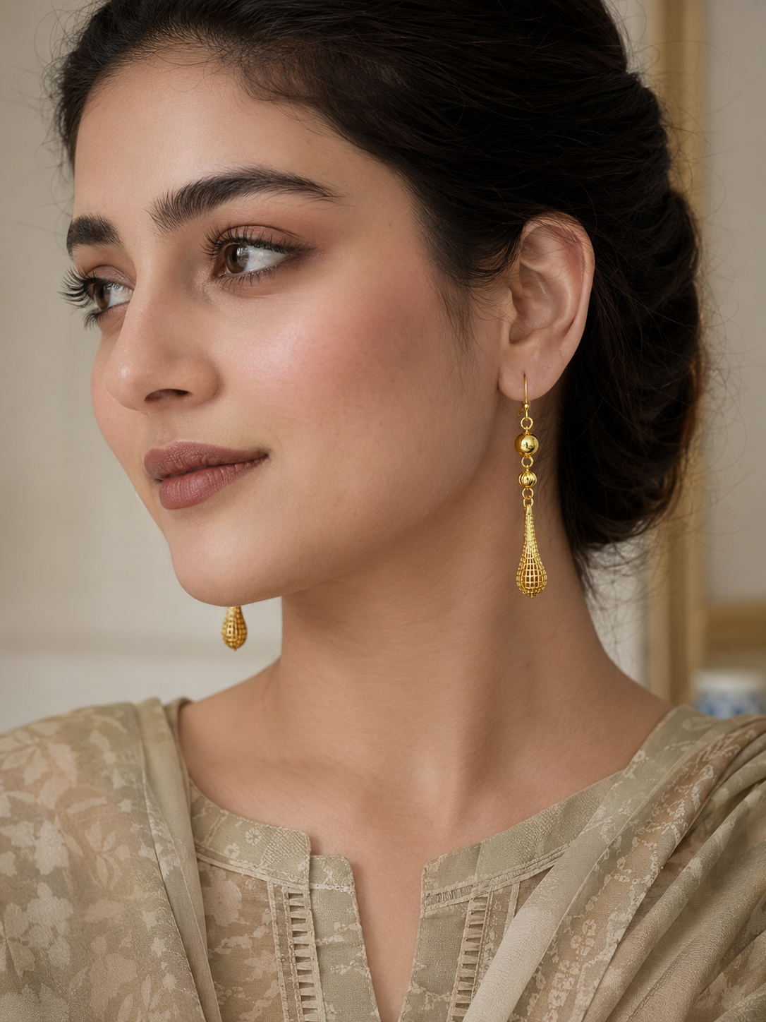 Sleek Gold Drop 1 Carat Earrings – Shiny Mesh Teardrop